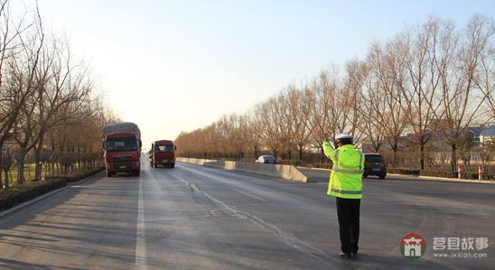 民警在路口设置岗口定点检查