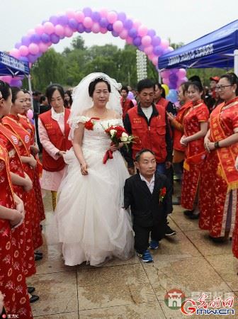 1米7的她爱上1米的他 结婚10年相濡以沫