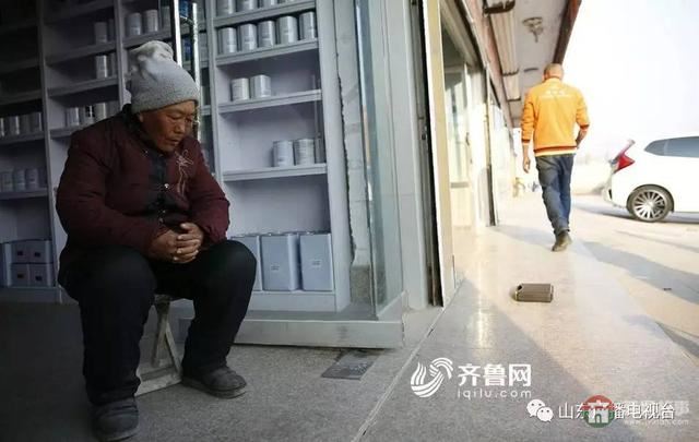 哥哥下落不明，和媳妇离婚，日照小伙带精神病妈妈打工六年……想有个家！