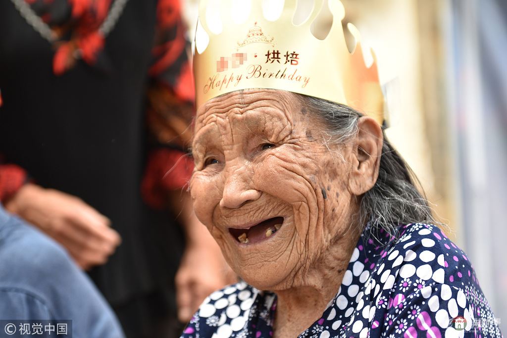 日照105岁老人生日 30多位子孙磕头祝寿