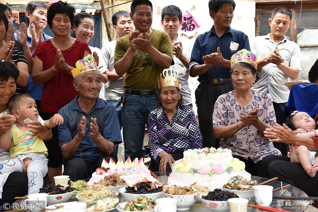 日照105岁老人生日 30多位子孙磕头祝寿