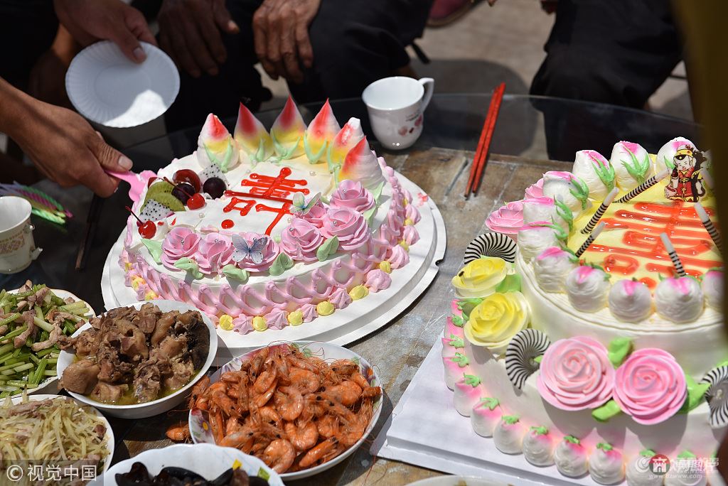 日照105岁老人生日 30多位子孙磕头祝寿