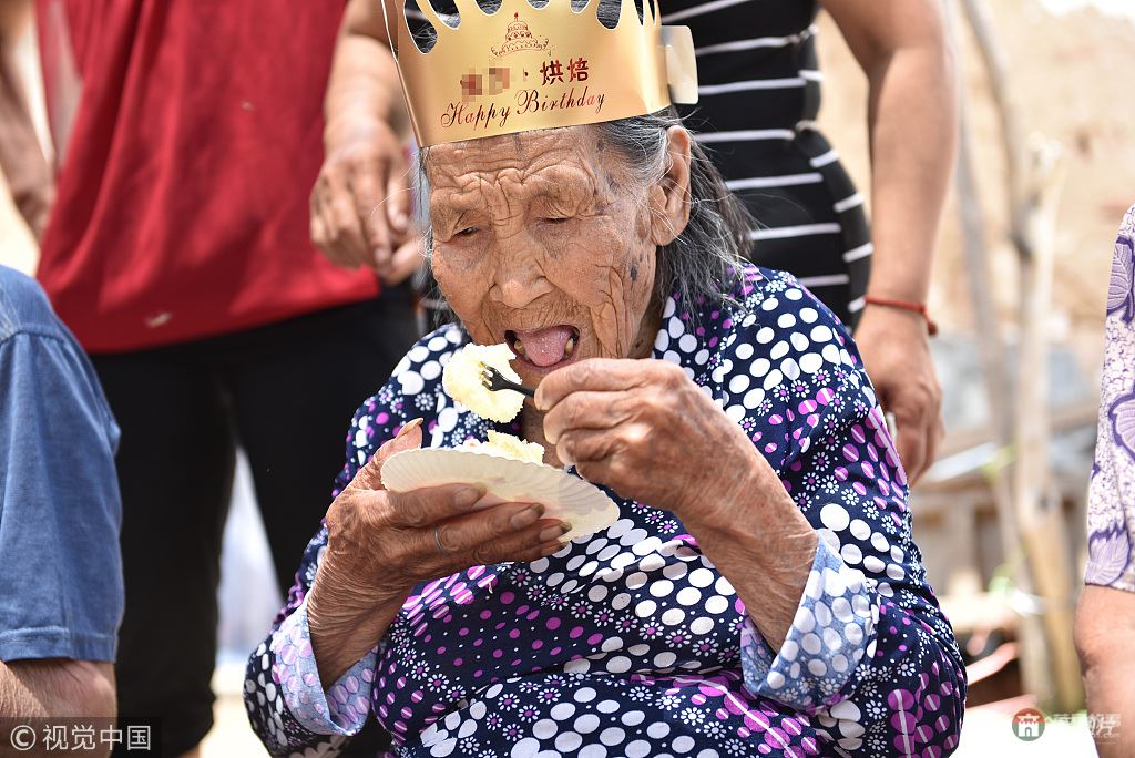 日照105岁老人生日 30多位子孙磕头祝寿