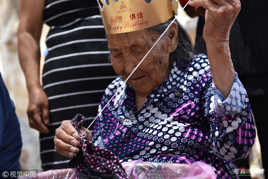 日照105岁老人生日 30多位子孙磕头祝寿